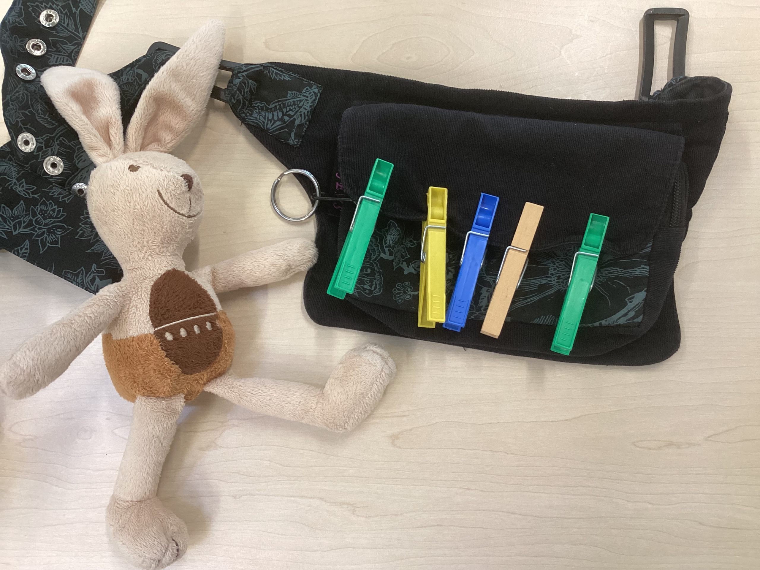 Hilfsmittel um Halt zu geben: Ein Stoffhase und Klammern.